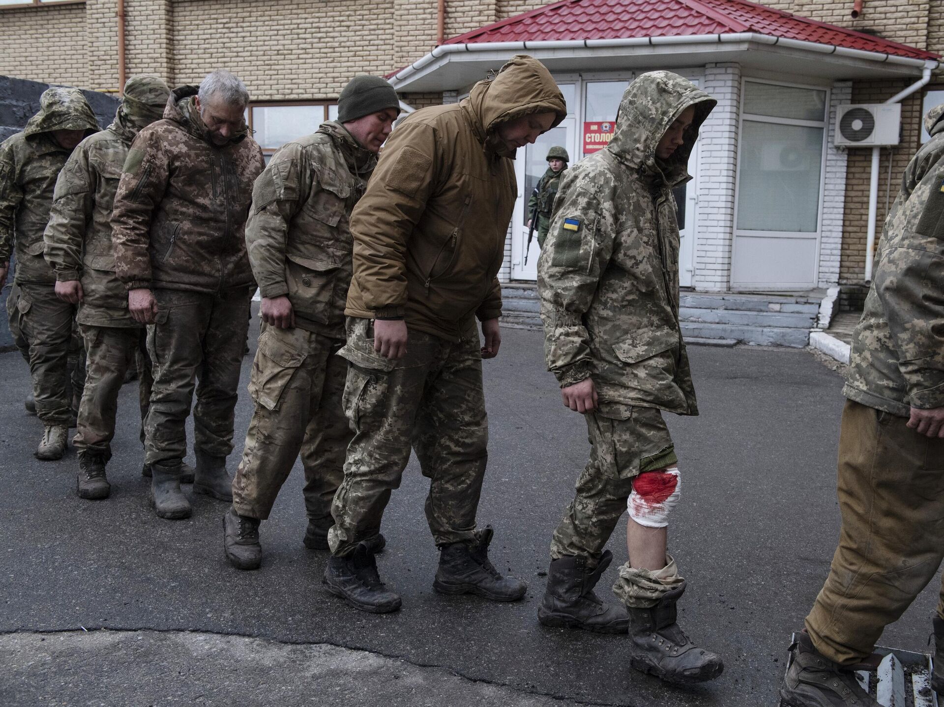 Укропов взяли. Пленные украинские солдаты апрель 2022. Изюм город на Украине. Российские военные в плену в Украине.